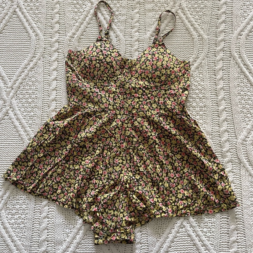 New! Derek Heart romper shorts New.Print Tierred R Olive. Size L.